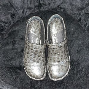 B.O.C size 8 crocodile print clogs